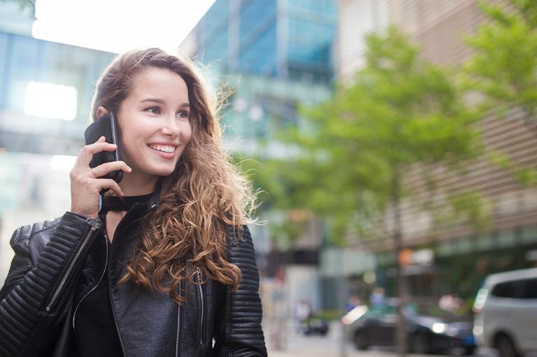 Kobieta rozmawiająca przez telefon